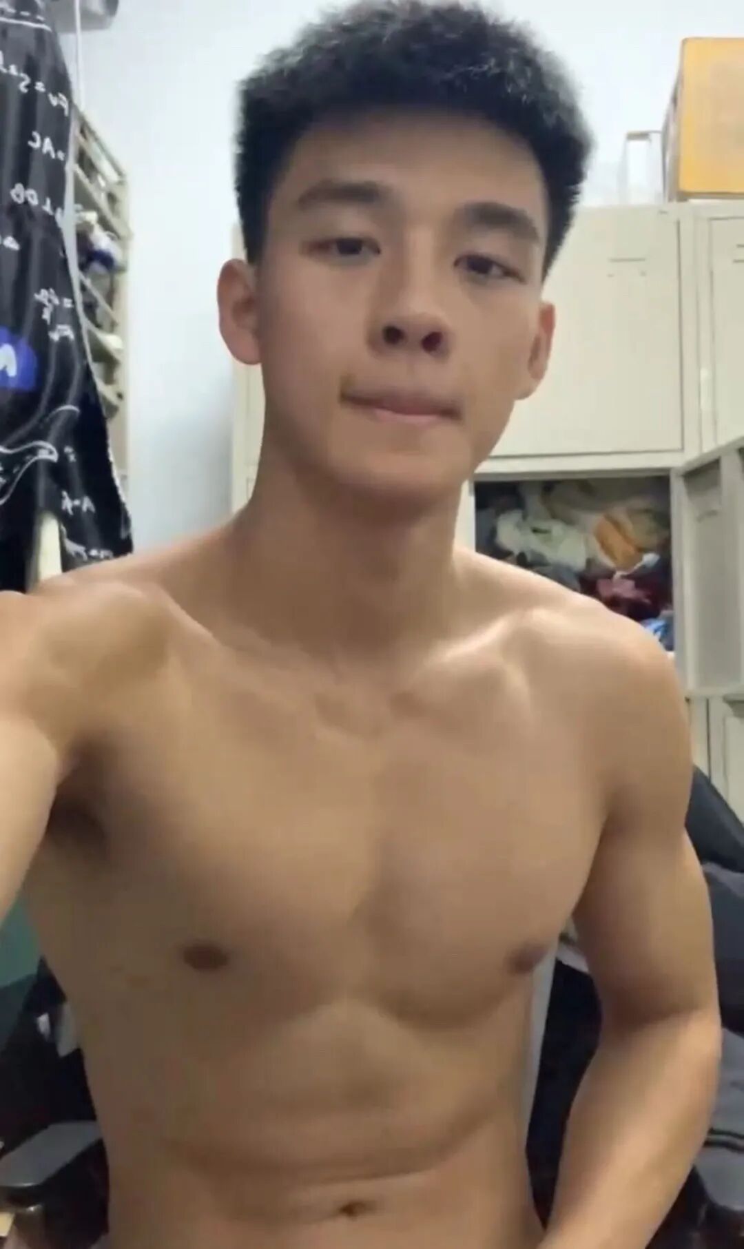 图片[19]-体育生火了！职高帅哥疑似被采访？直男朋友做保健很熟练？-小蓝短视频