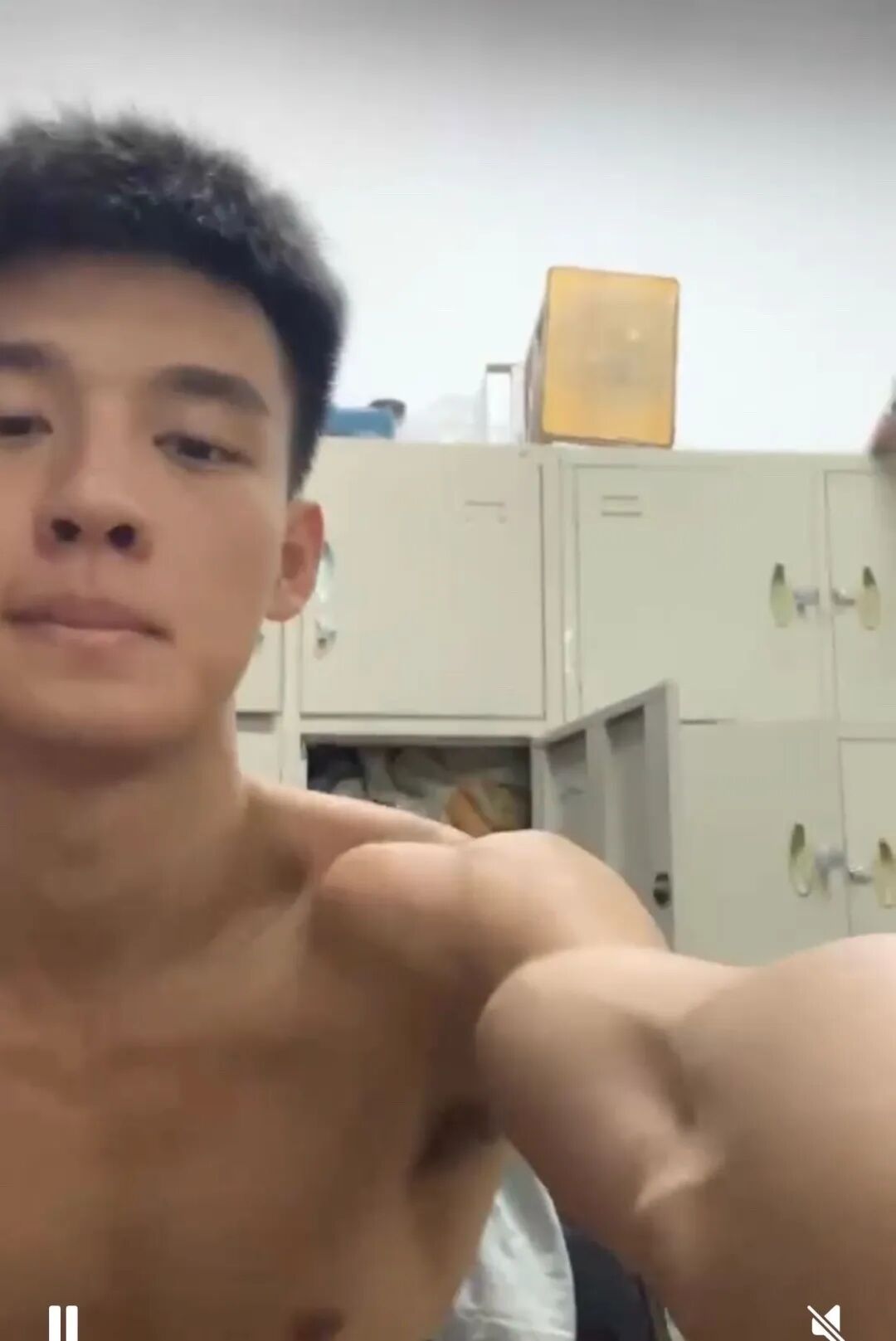 图片[20]-体育生火了！职高帅哥疑似被采访？直男朋友做保健很熟练？-小蓝短视频