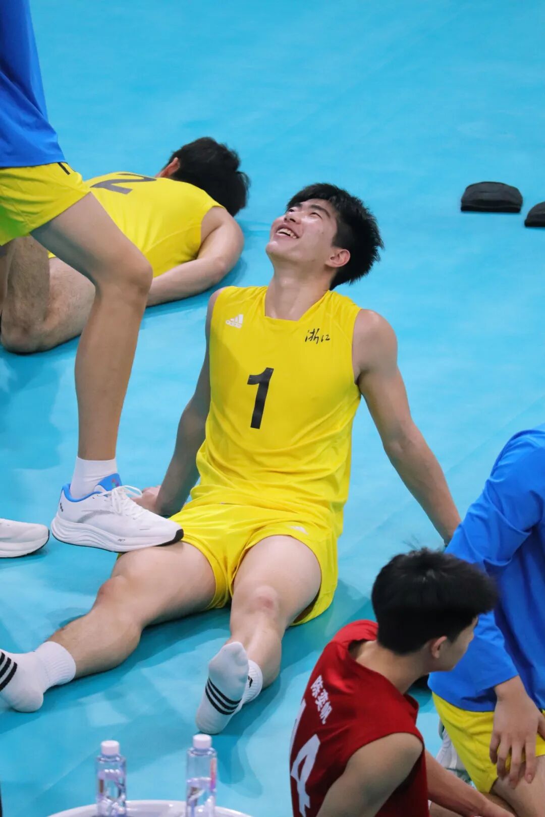 图片[2]-浙江U20男排赛后名场面太圈粉！阳光少年叉开腿的魅力都在这！-小蓝短视频