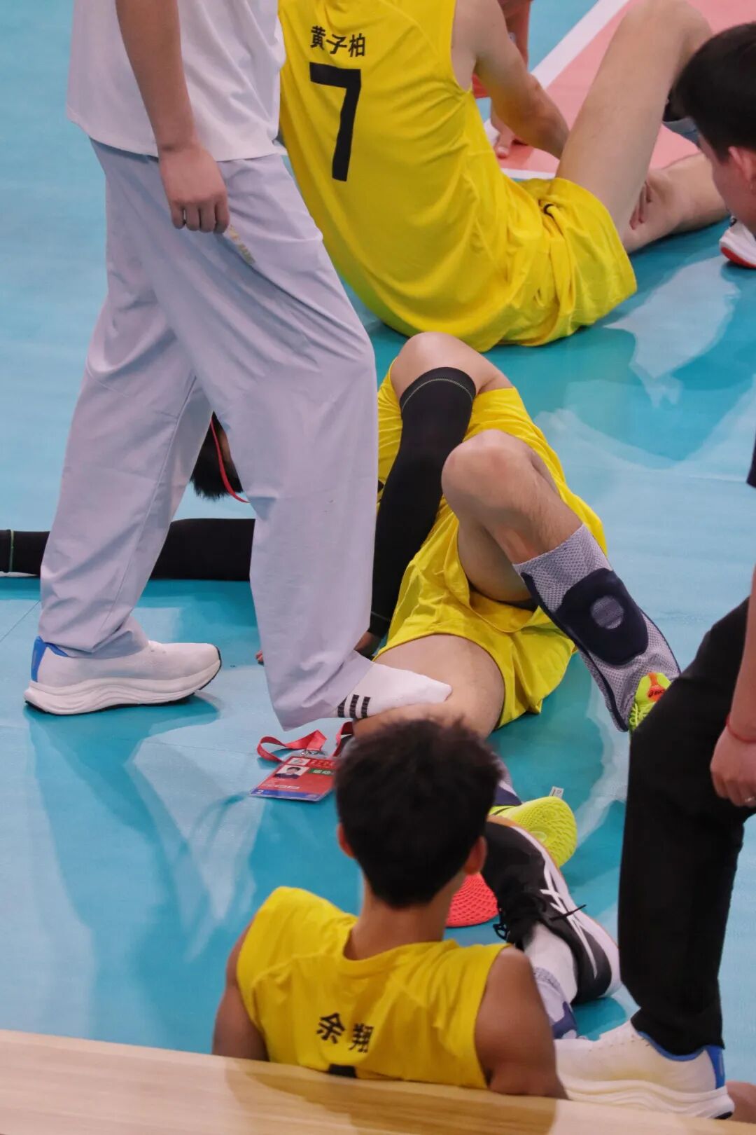 图片[3]-浙江U20男排赛后名场面太圈粉！阳光少年叉开腿的魅力都在这！-小蓝短视频