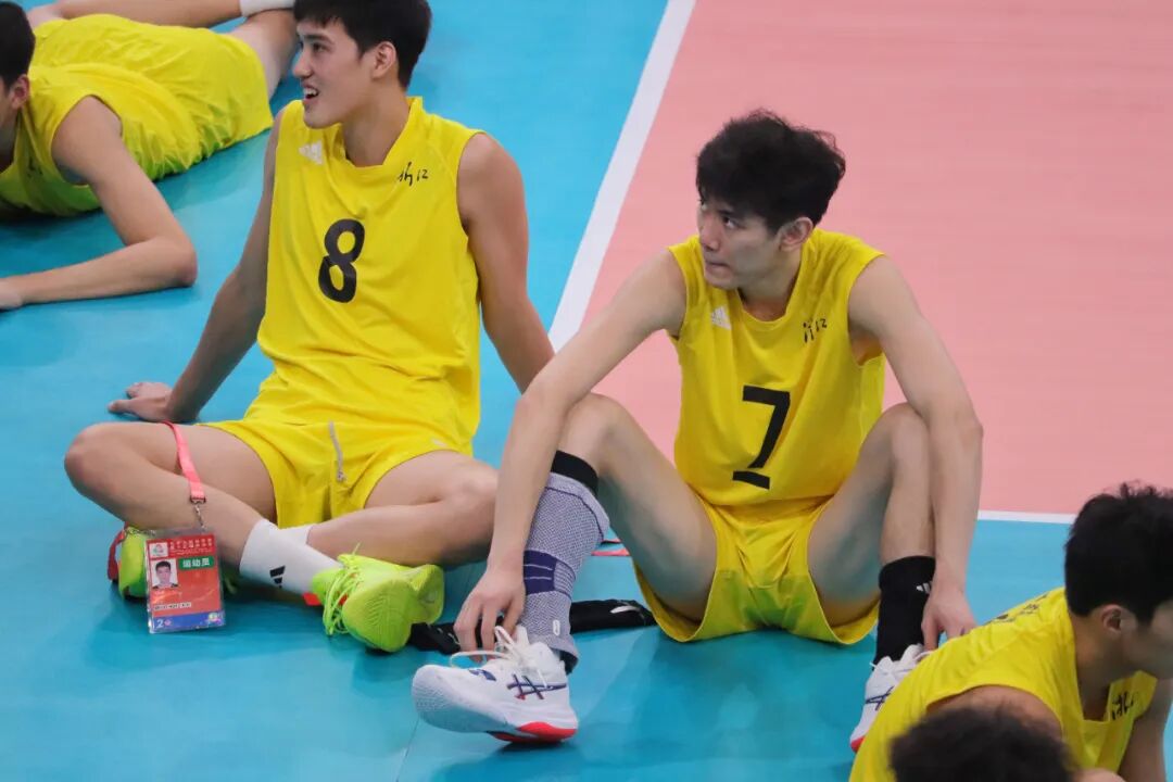 图片[4]-浙江U20男排赛后名场面太圈粉！阳光少年叉开腿的魅力都在这！-小蓝短视频