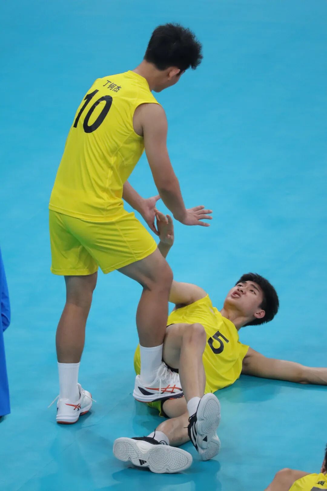 图片[5]-浙江U20男排赛后名场面太圈粉！阳光少年叉开腿的魅力都在这！-小蓝短视频