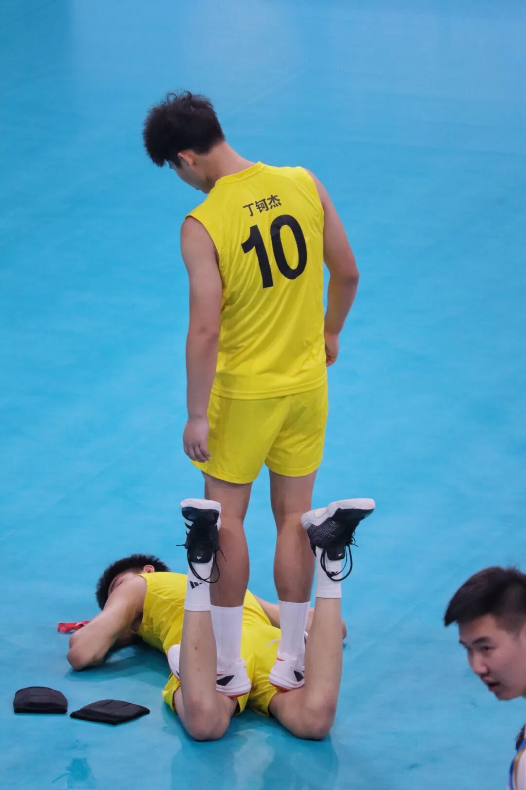 图片[9]-浙江U20男排赛后名场面太圈粉！阳光少年叉开腿的魅力都在这！-小蓝短视频