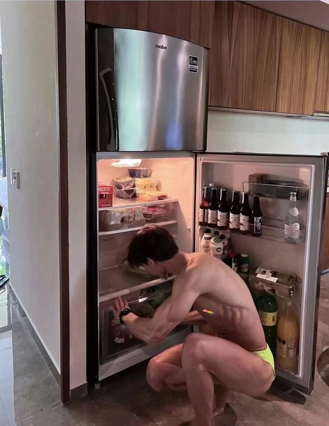 图片[1]-那个开冰箱的肌肉男模找到了！在ins上穿这么少……-小蓝短视频