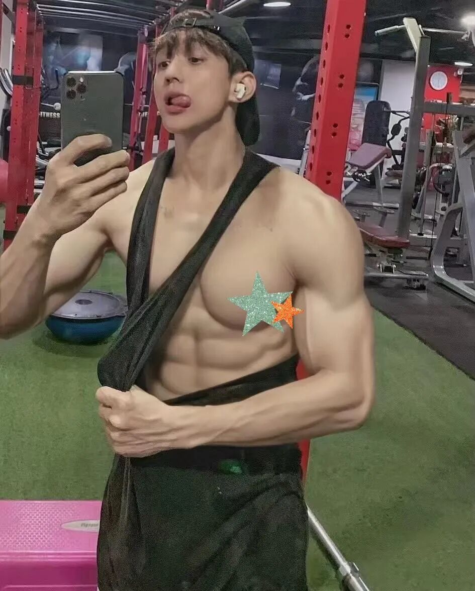 图片[4]-那个开冰箱的肌肉男模找到了！在ins上穿这么少……-小蓝短视频