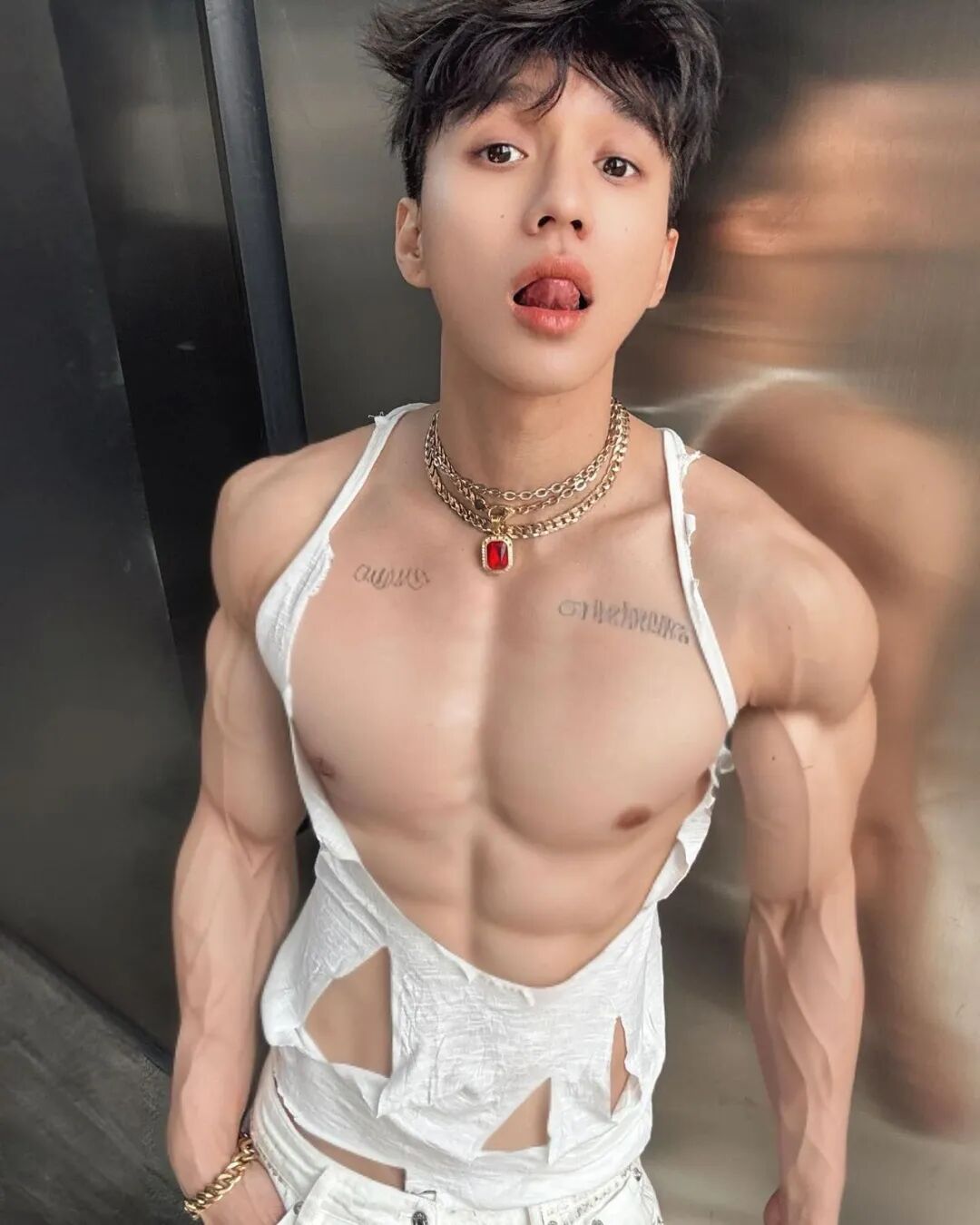 图片[6]-那个开冰箱的肌肉男模找到了！在ins上穿这么少……-小蓝短视频