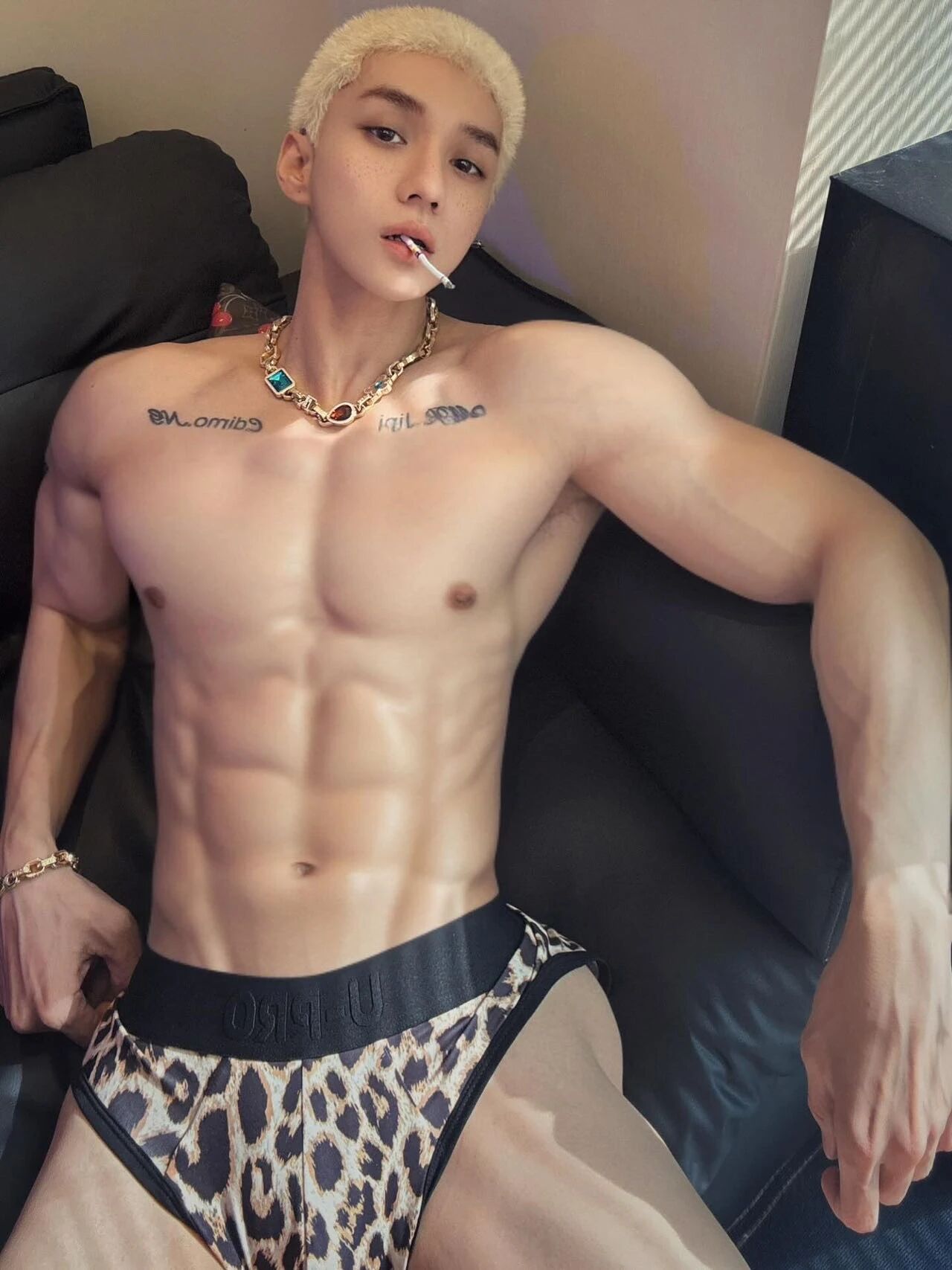 那个开冰箱的肌肉男模找到了！在ins上穿这么少……