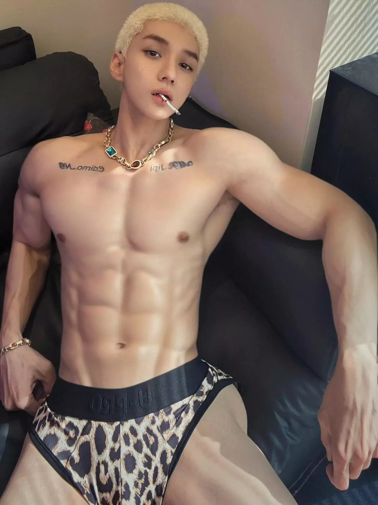 那个开冰箱的肌肉男模找到了！在ins上穿这么少……