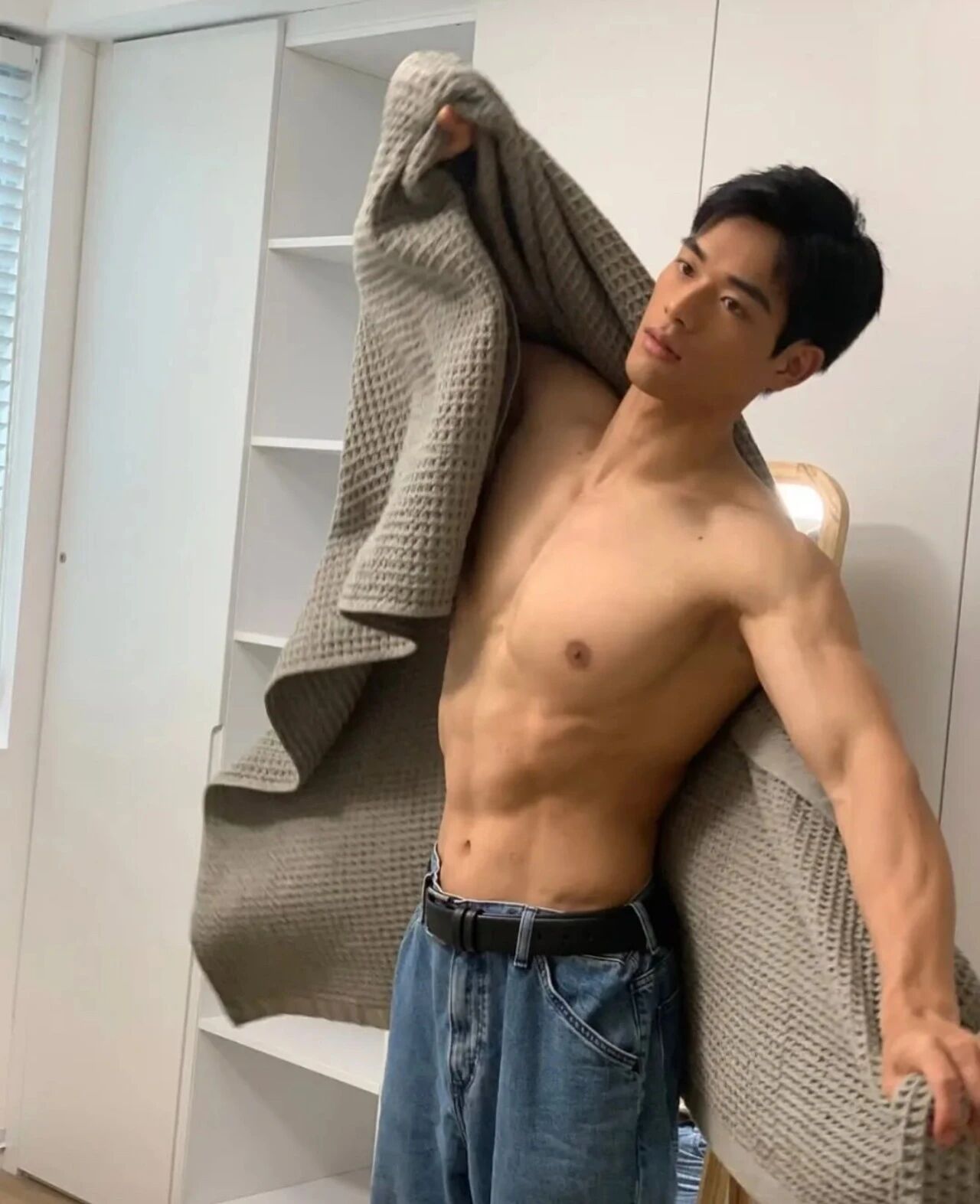 00后浙江男模火出圈，一身腱子肉帅哭网友！