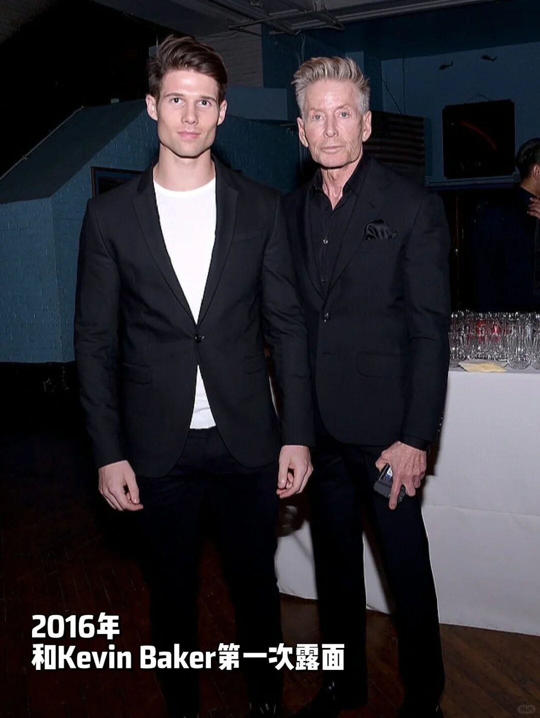 83岁CK创始人携36岁肌肉男友出席活动，差点摔跤没人扶…网友神评：“肌肉男等着继承遗产呢！”