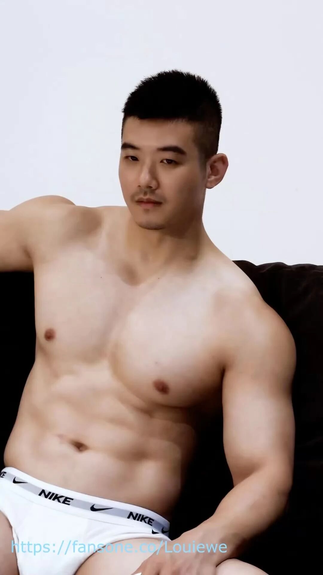 网红小哥直播间卖自己的倒模玩具，网友：没见过怎么知道是不是本人的？