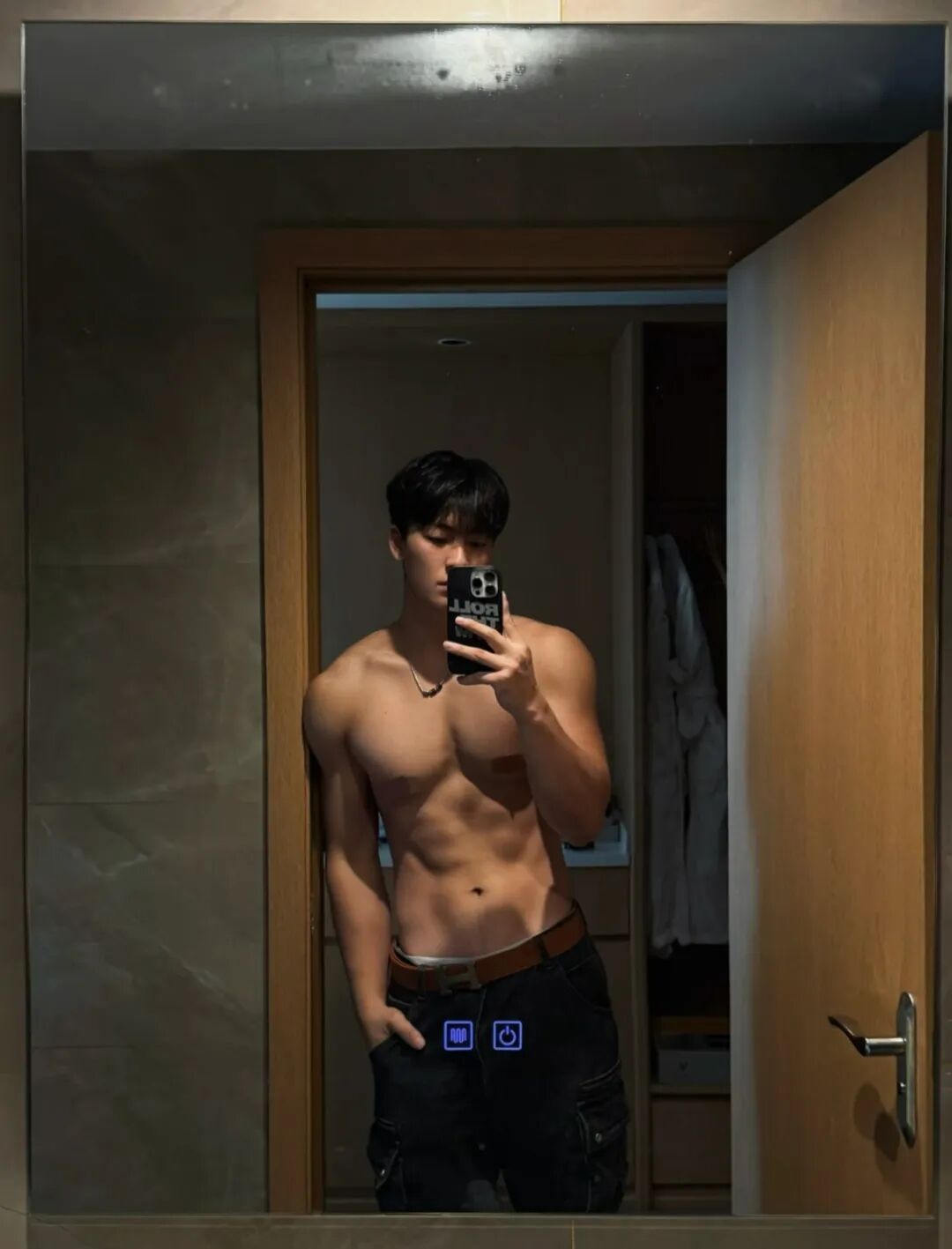 山东195糙汉黑皮男大，网友辣评：看一眼就知道很猛....