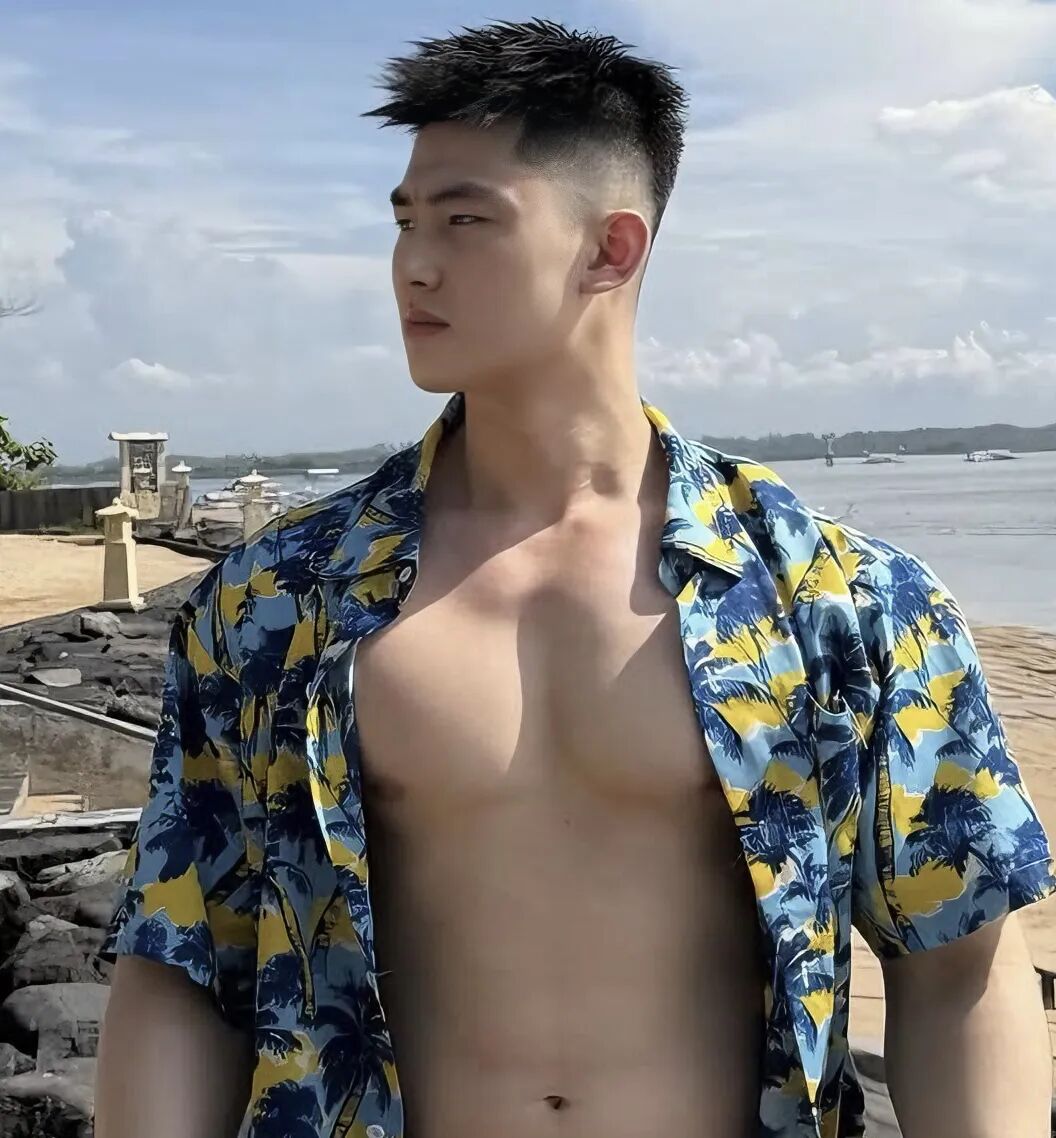 男生别嫌弃“两边铲光”发型，建议试试这3款，干净利落很帅气！