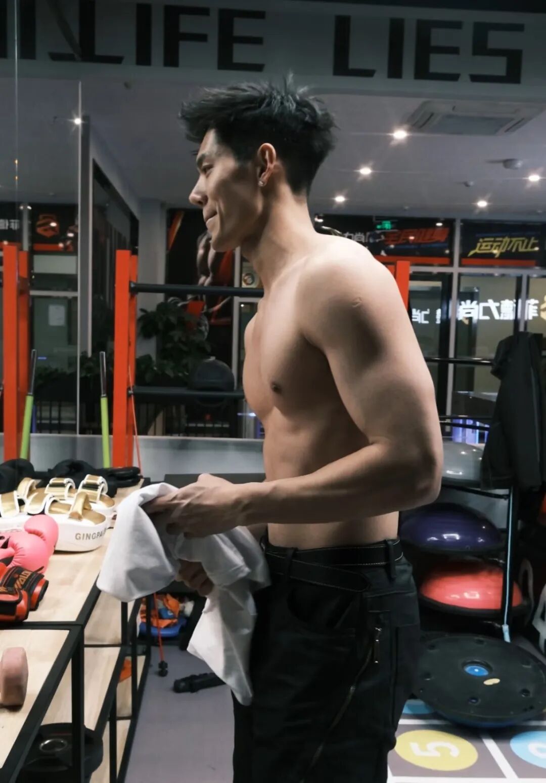 痞帅浓颜系体育生天花板？网友们公认的狼狗男友到底有多诱惑.....