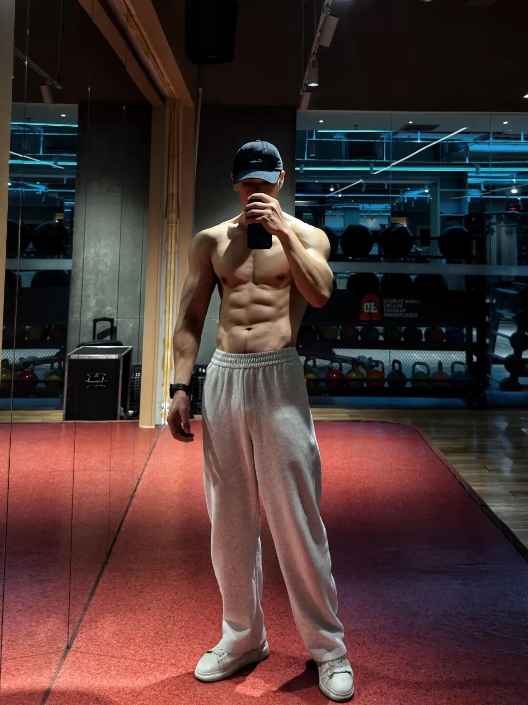 这个肌肉帅哥，让我想起了邻家大哥的倒三角和麒麟臂。