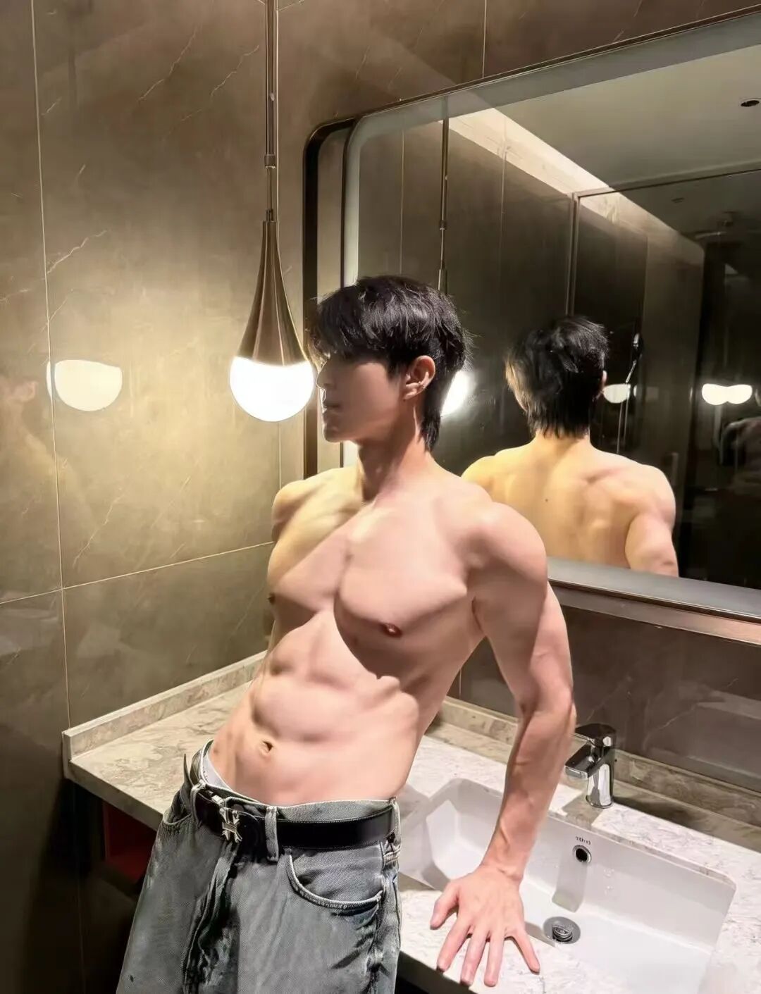 推特爆火的189极品狼狗腰肌肉男大，打桩超持久，男粉们吃的也太好了....