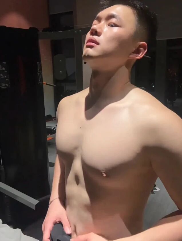 体院男帅哥浴室照流出，好强壮，192的粗壮长腿你看了吗？