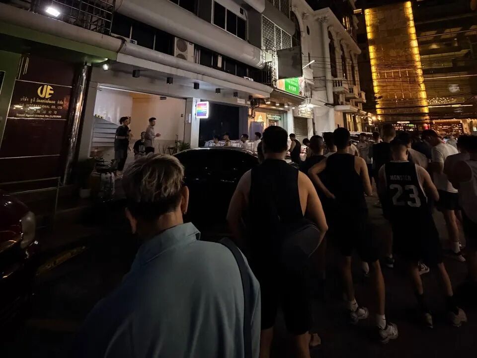 图片[3]-基友骗对象在大连跨年，实则飞到曼谷还在浴室门口排队-小蓝短视频