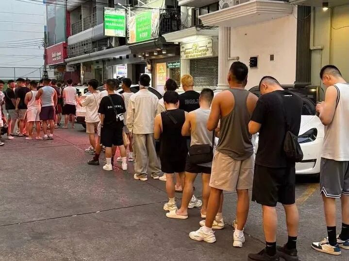 基友骗对象在大连跨年，实则飞到曼谷还在浴室门口排队