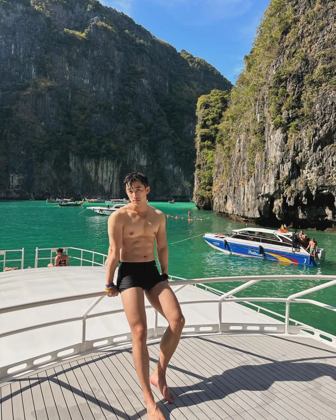 43岁网红一姐张弦自拍身材照，？现在居然变成这样了.....