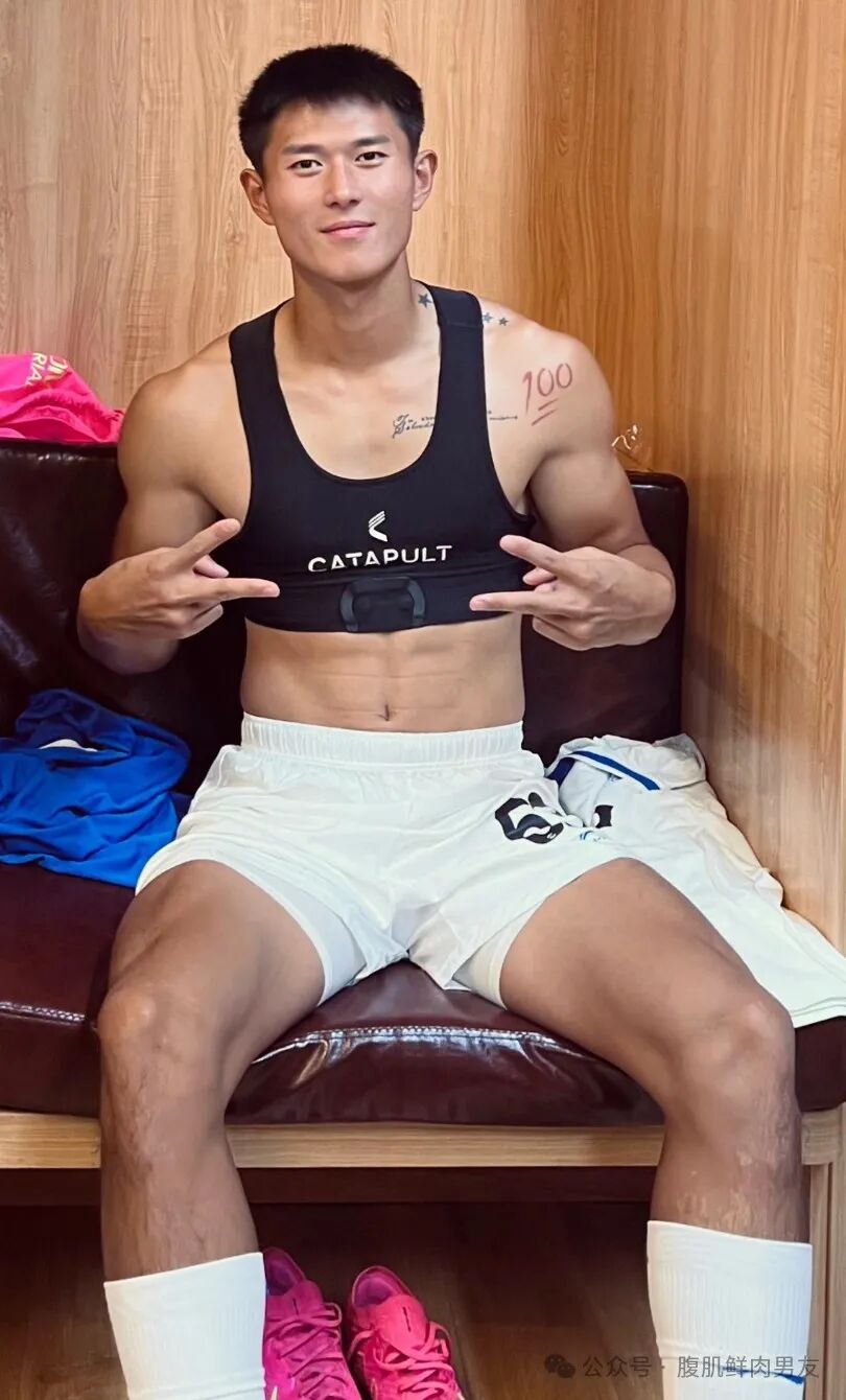 190CM的黑皮肌肉小哥，与刘姥姥亲密互动！