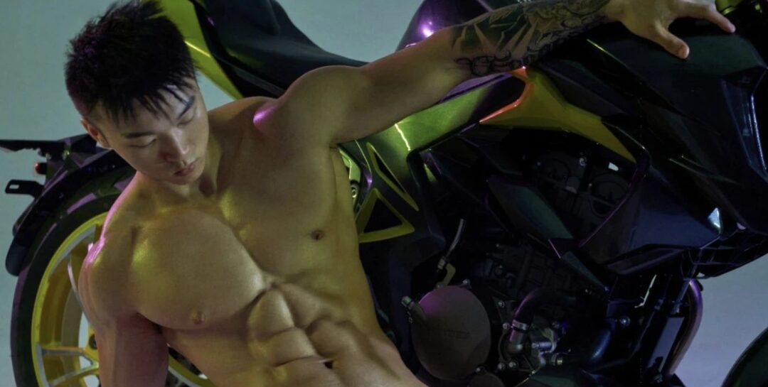 图片[2]-筋肉猛男和他的肌肉皮肤机车 铁汉柔情了-小蓝短视频