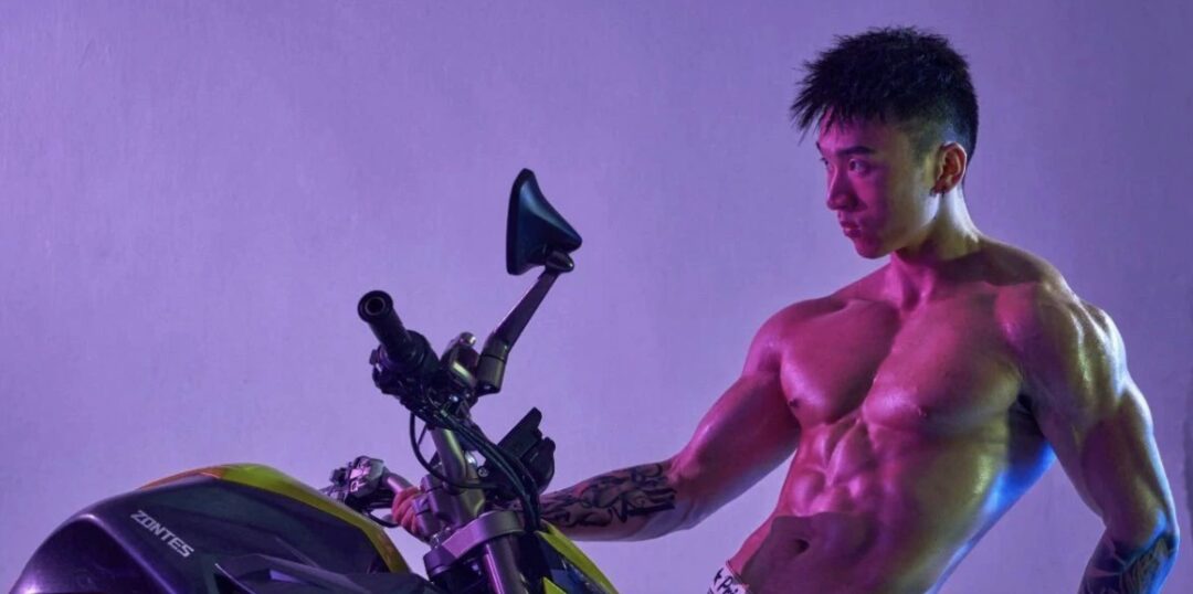 图片[4]-筋肉猛男和他的肌肉皮肤机车 铁汉柔情了-小蓝短视频