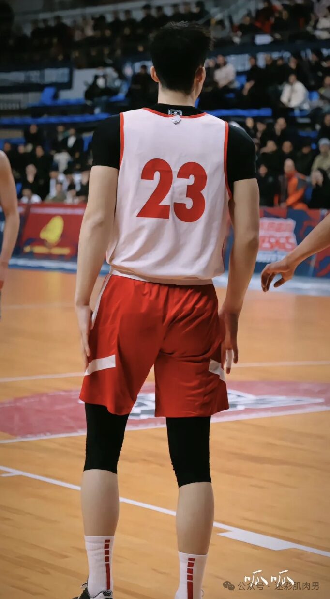 图片[8]-山东20岁大弟弟真的超强！193CM长腿男大一跃显实力！-小蓝短视频