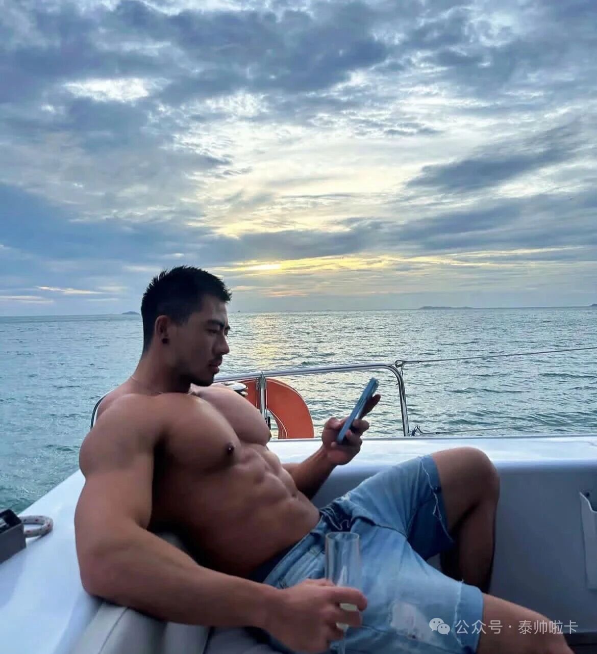曼谷白趴上表演的肌肉男，Gogoboy里的顶流！太可以了！