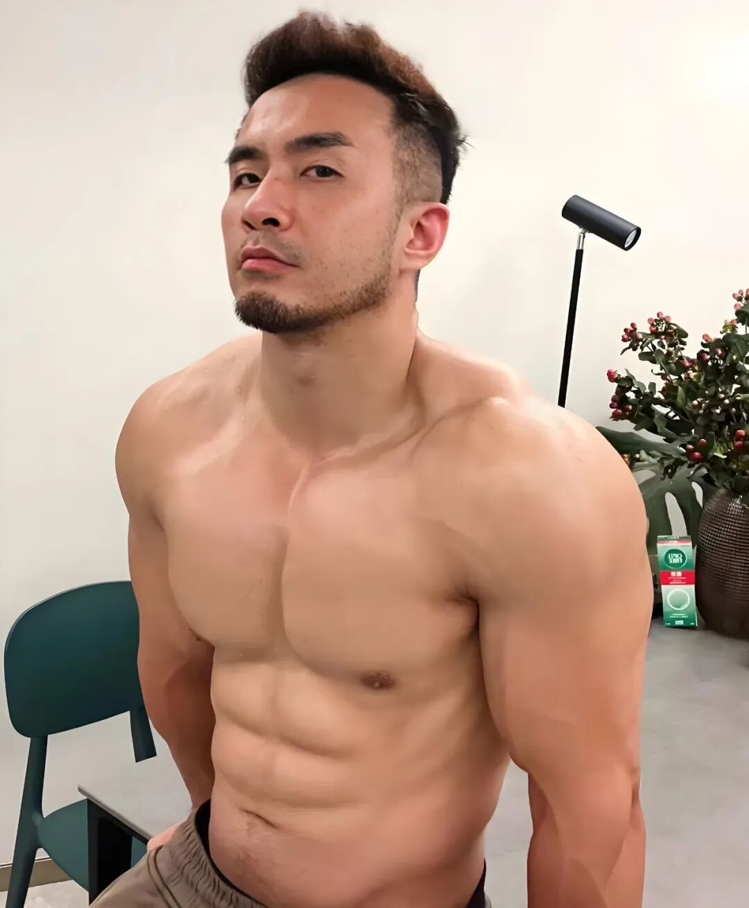 男人过了40岁，建议剪这3款“露额”发型，成熟稳重帅气有型！