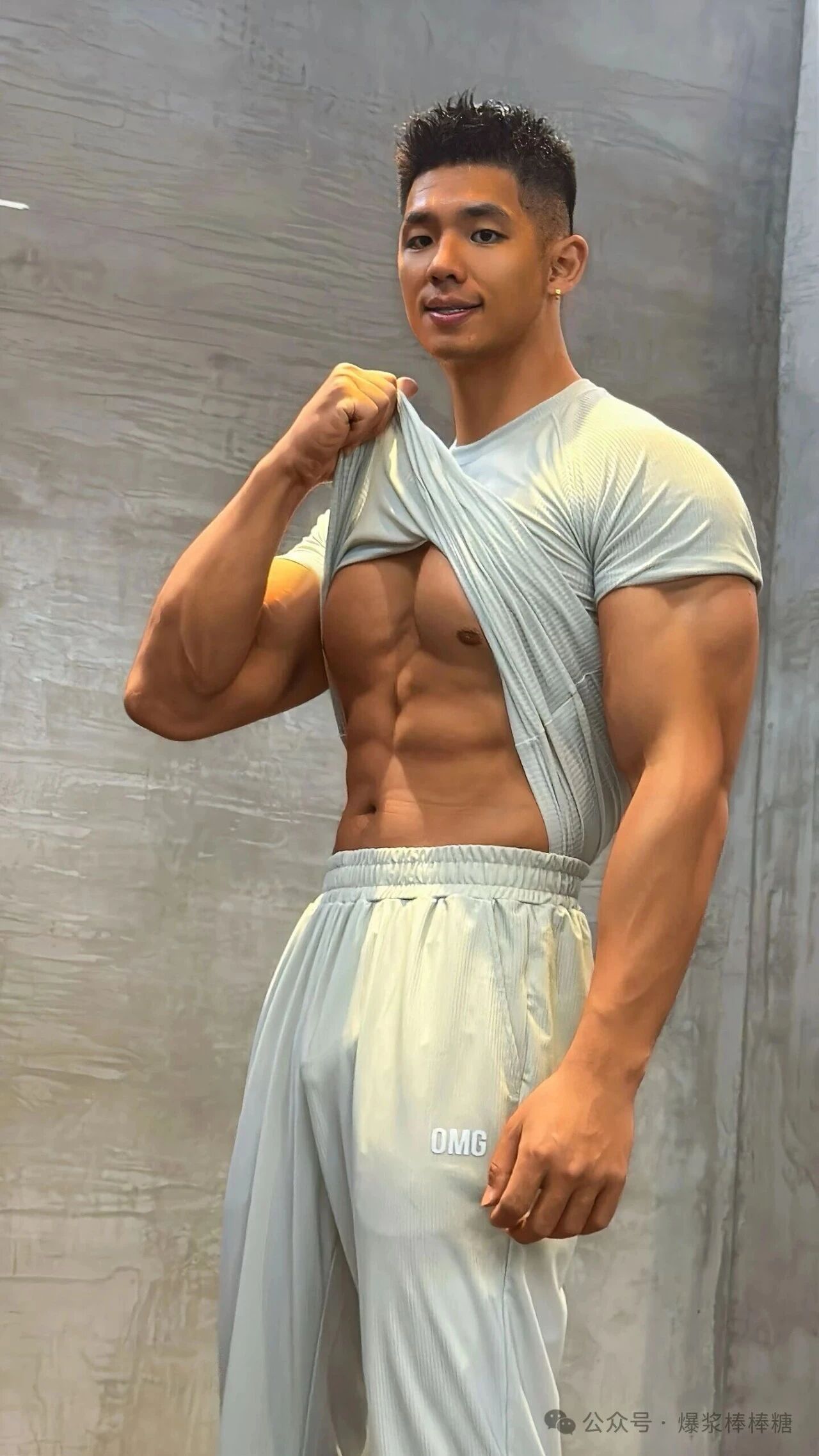 图片[2]-黑皮山东壮汉穿紧身骑行服，粗臂大胸，实力惊人！-小蓝短视频