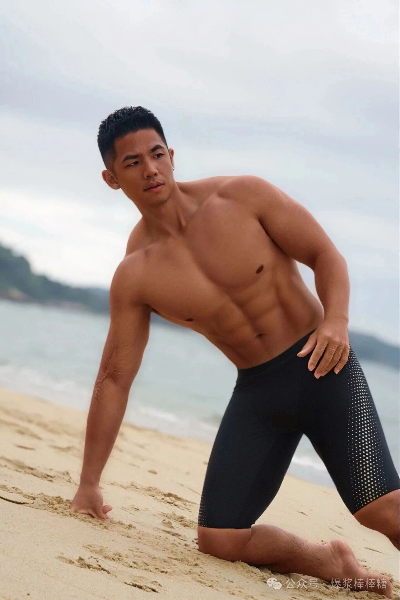 图片[17]-黑皮山东壮汉穿紧身骑行服，粗臂大胸，实力惊人！-小蓝短视频