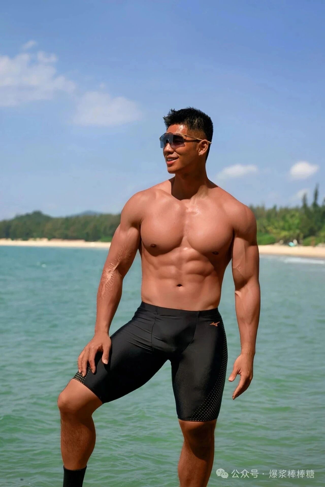 图片[18]-黑皮山东壮汉穿紧身骑行服，粗臂大胸，实力惊人！-小蓝短视频