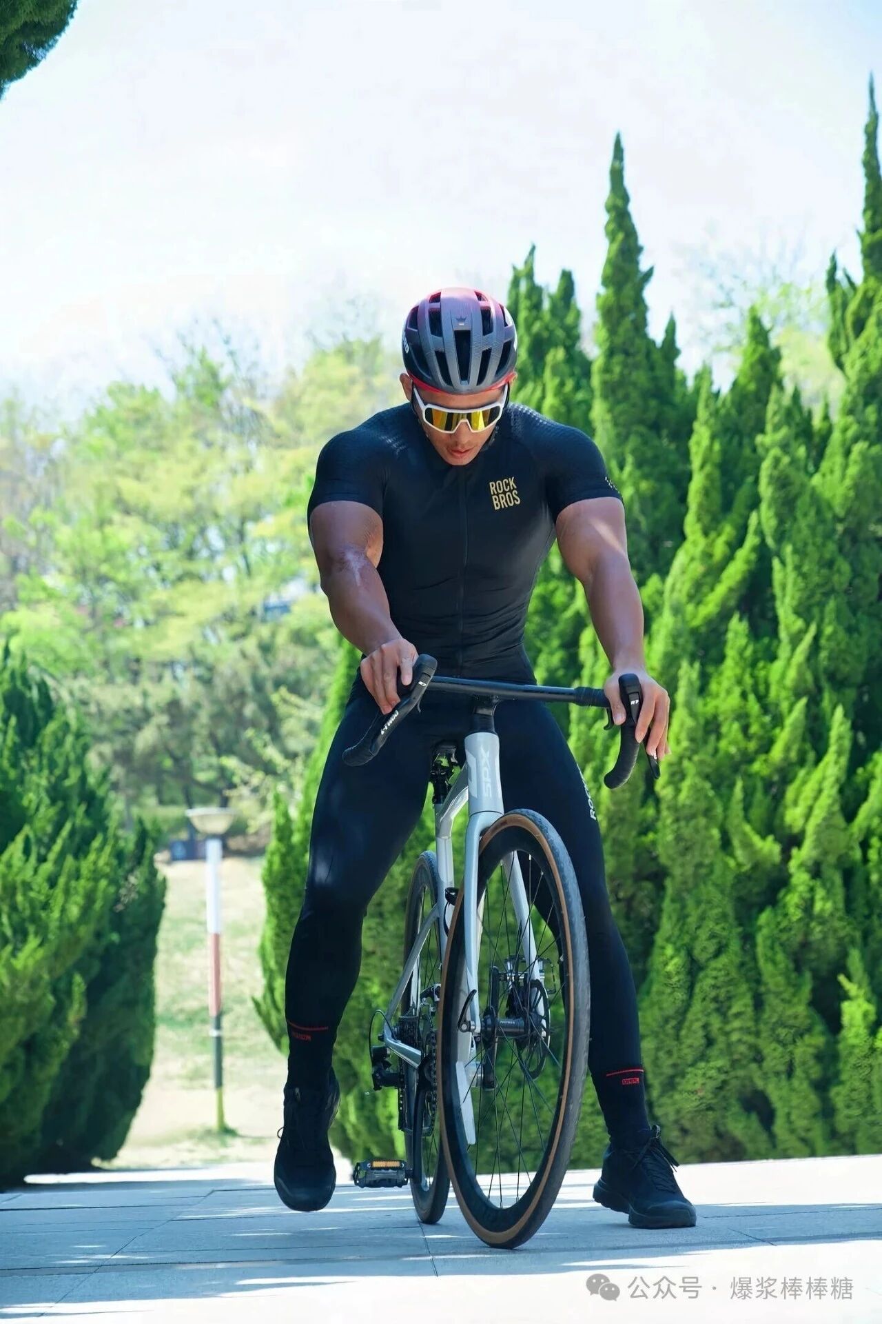 图片[25]-黑皮山东壮汉穿紧身骑行服，粗臂大胸，实力惊人！-小蓝短视频