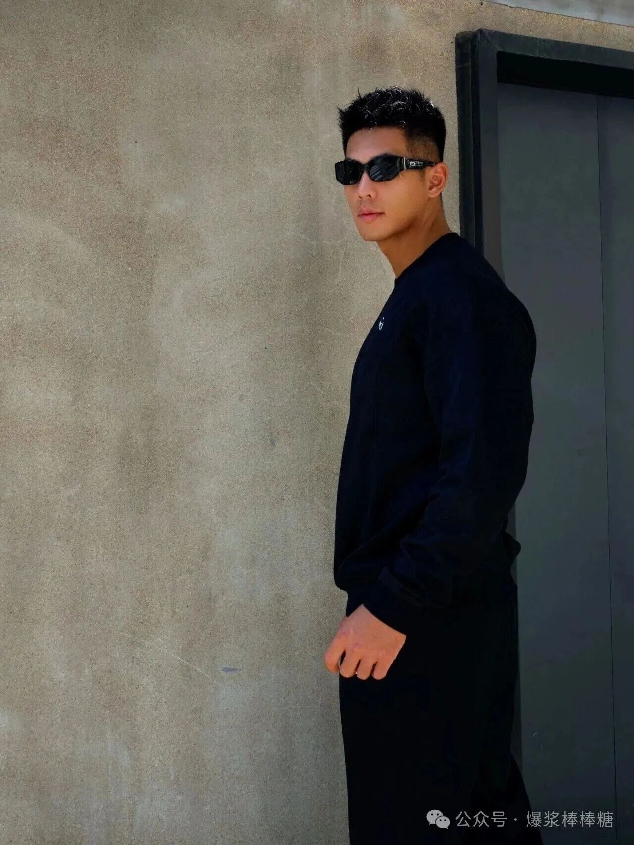 黑皮山东壮汉穿紧身骑行服，粗臂大胸，实力惊人！