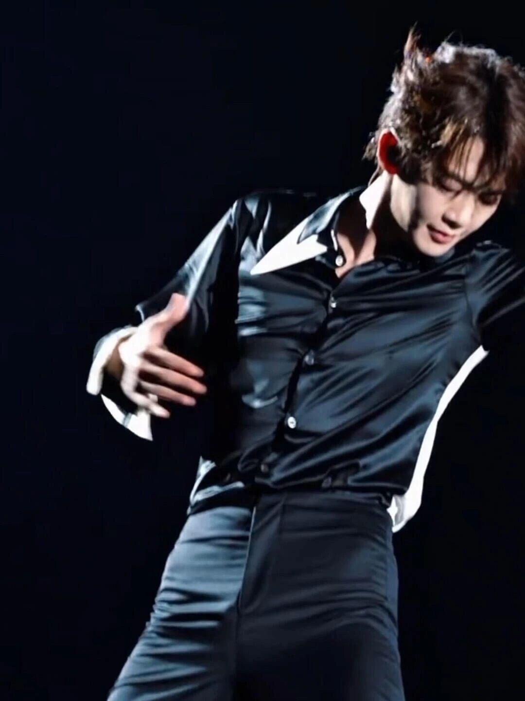 图片[6]-王赫野演唱会裤子出圈了，多条裤子无故“鼓包起球”，网友：裤子经历了什么？-小蓝短视频