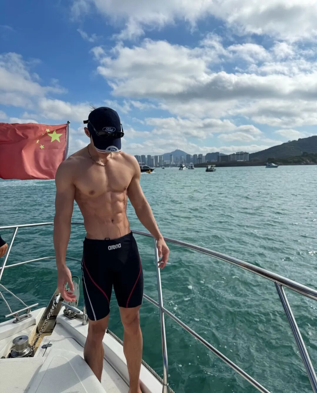 深圳187腹肌体育生富二代大秀身材！发育的也太好了....