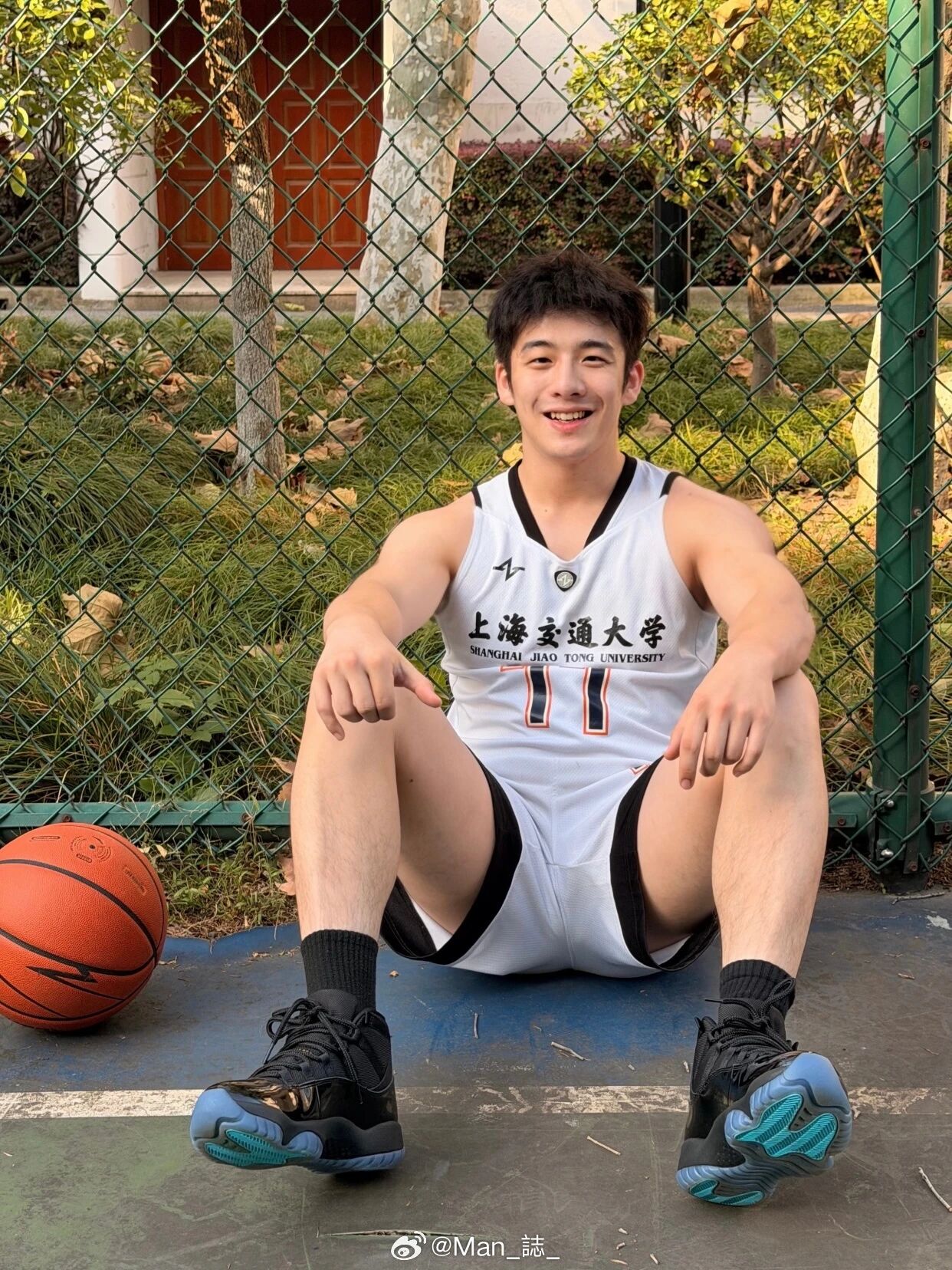 图片[1]-采访视频曾被疯传！上海交大安泰班主任，黑袜篮球帅哥，变这样了！-小蓝短视频