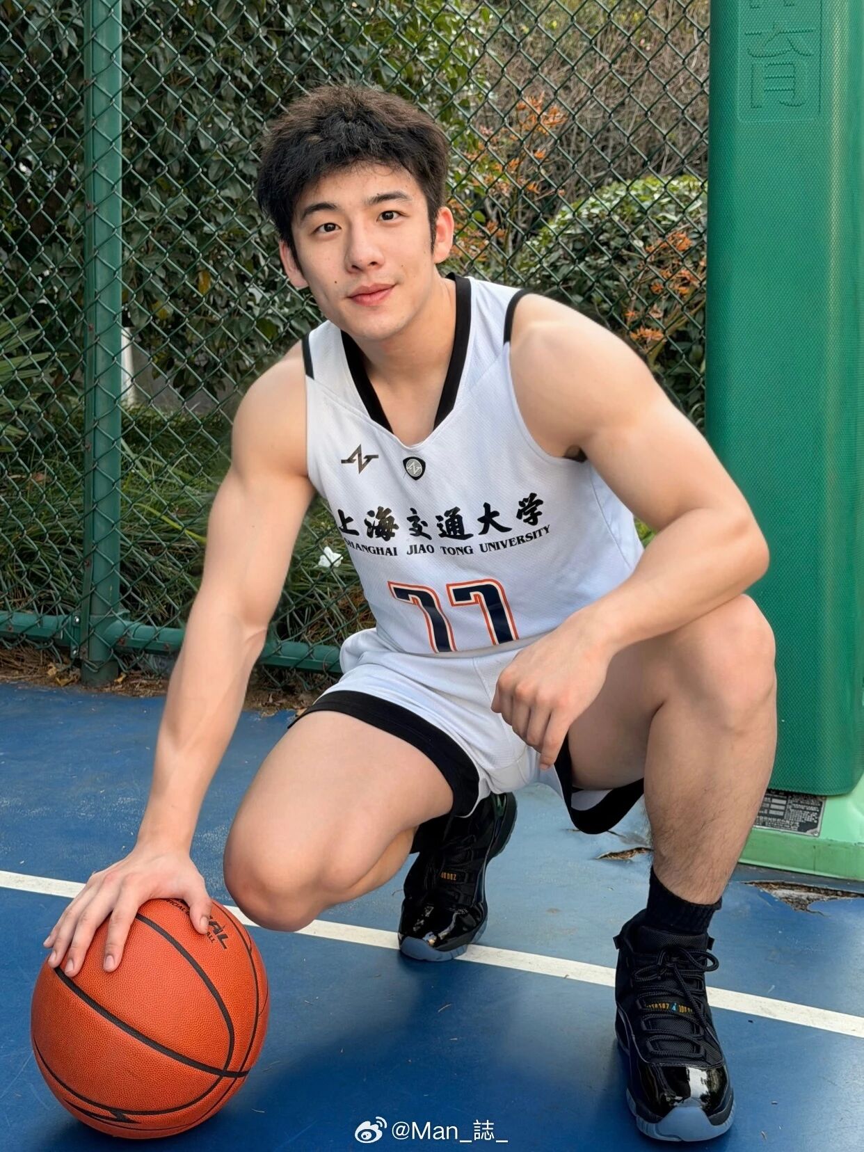 采访视频曾被疯传！上海交大安泰班主任，黑袜篮球帅哥，变这样了！