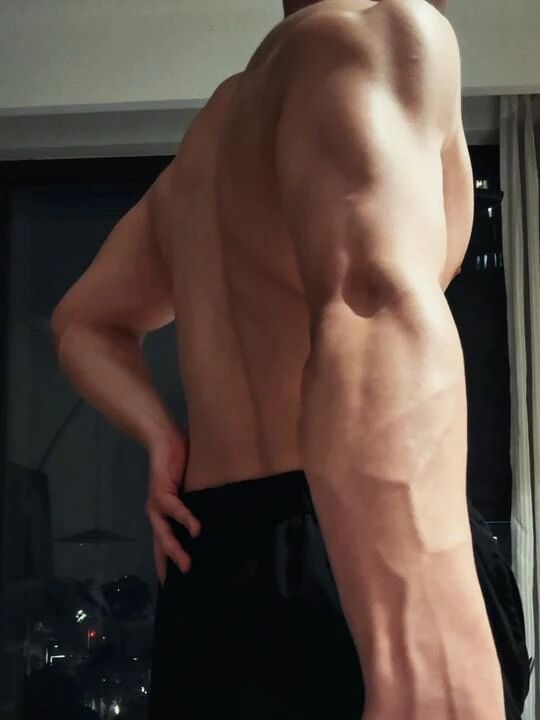 图片[4]-撞脸许光汉的帅哥视频流出，网友：GV电车系列？……-小蓝短视频