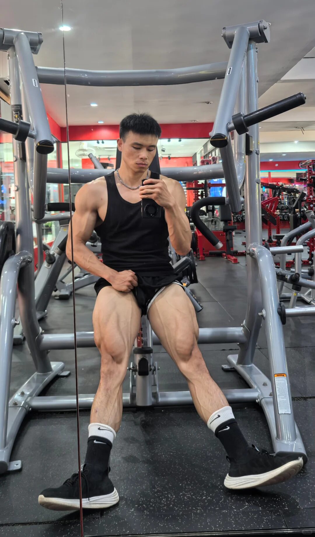 图片[2]-【X男神系列】这个广东肌肉帅哥，大腿真的好粗啊！？-小蓝短视频