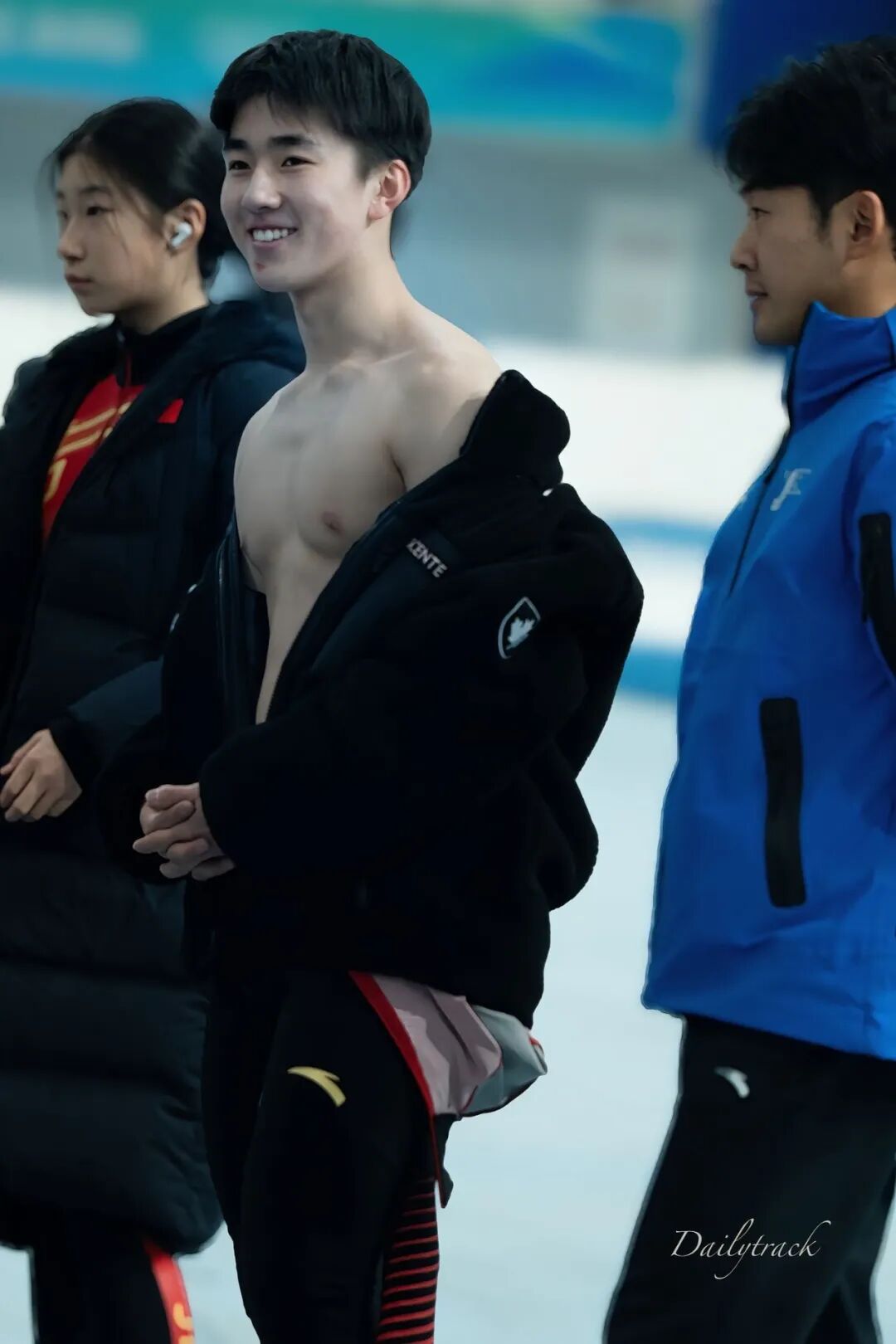 17岁李禹衡短道速滑换修身服被拍！？这也太帅太宠粉啦！