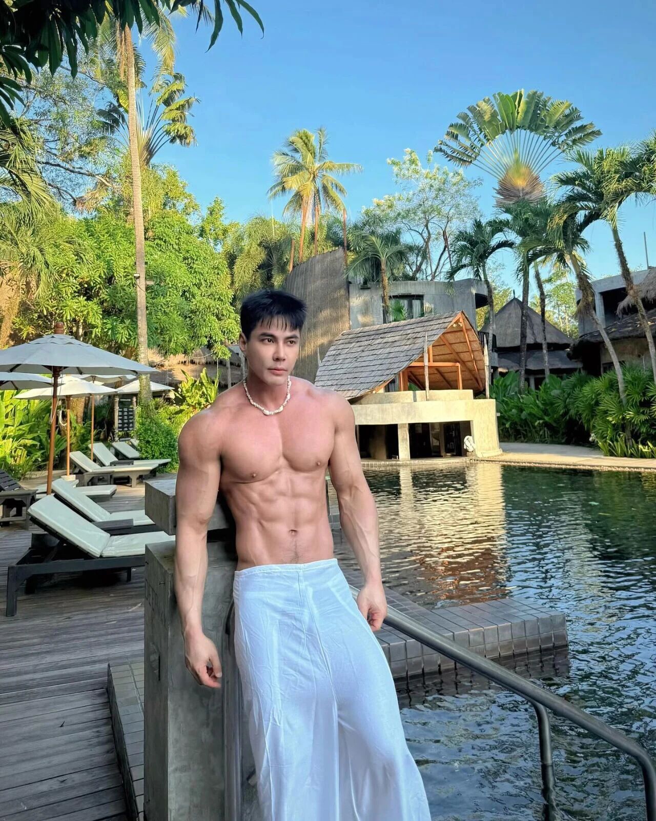 图片[1]-他下海了？曼谷肌肉天菜早年剧照惊现他的“黑紫大弯刀”，现湿身泳池白袜杀疯啦~-小蓝短视频
