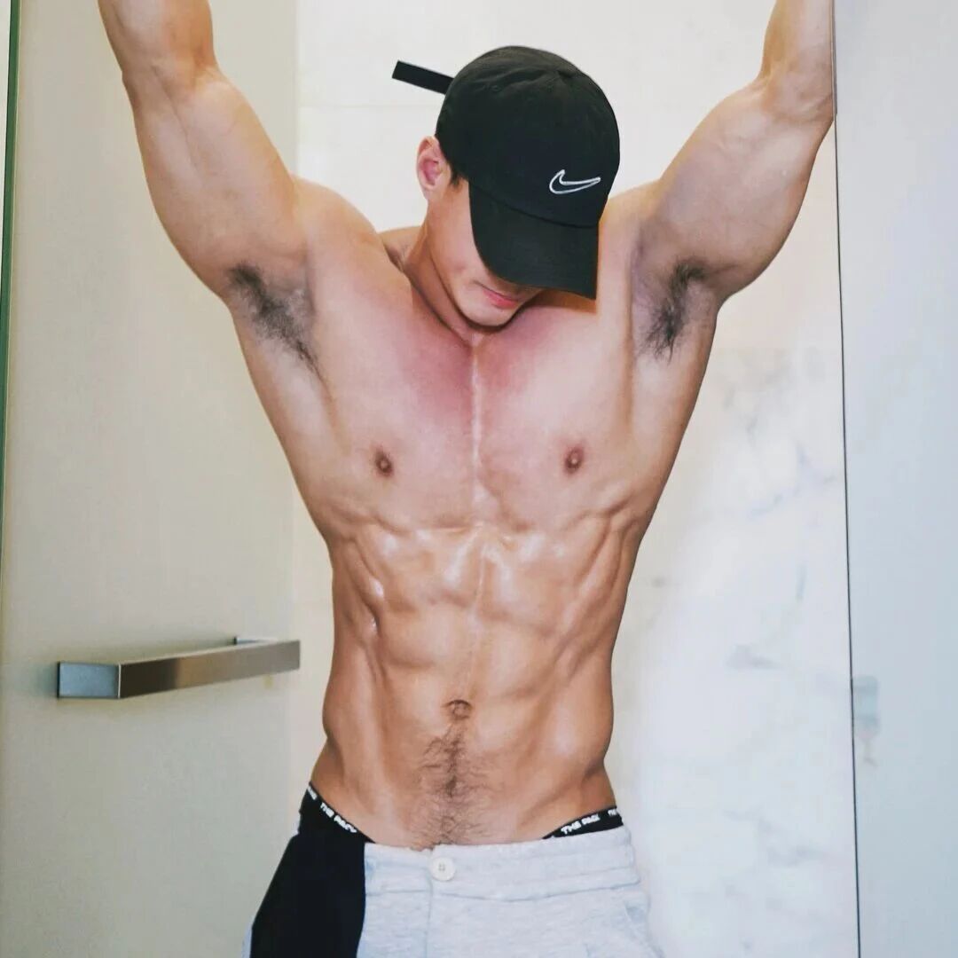 图片[7]-他下海了？曼谷肌肉天菜早年剧照惊现他的“黑紫大弯刀”，现湿身泳池白袜杀疯啦~-小蓝短视频