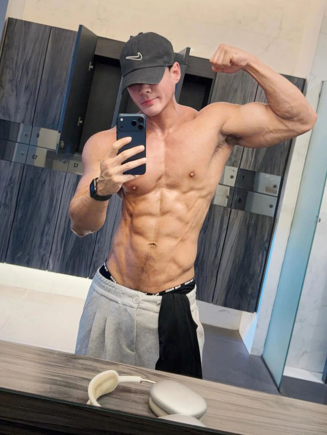 图片[9]-他下海了？曼谷肌肉天菜早年剧照惊现他的“黑紫大弯刀”，现湿身泳池白袜杀疯啦~-小蓝短视频