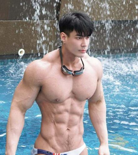 图片[10]-他下海了？曼谷肌肉天菜早年剧照惊现他的“黑紫大弯刀”，现湿身泳池白袜杀疯啦~-小蓝短视频