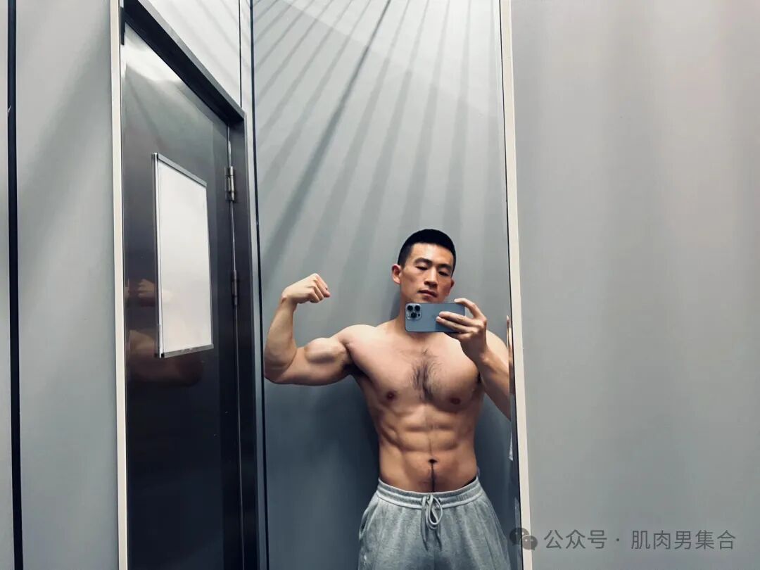 图片[26]-胸毛茂盛！北京乐刻的山西寸头教练太爷们了！-小蓝短视频