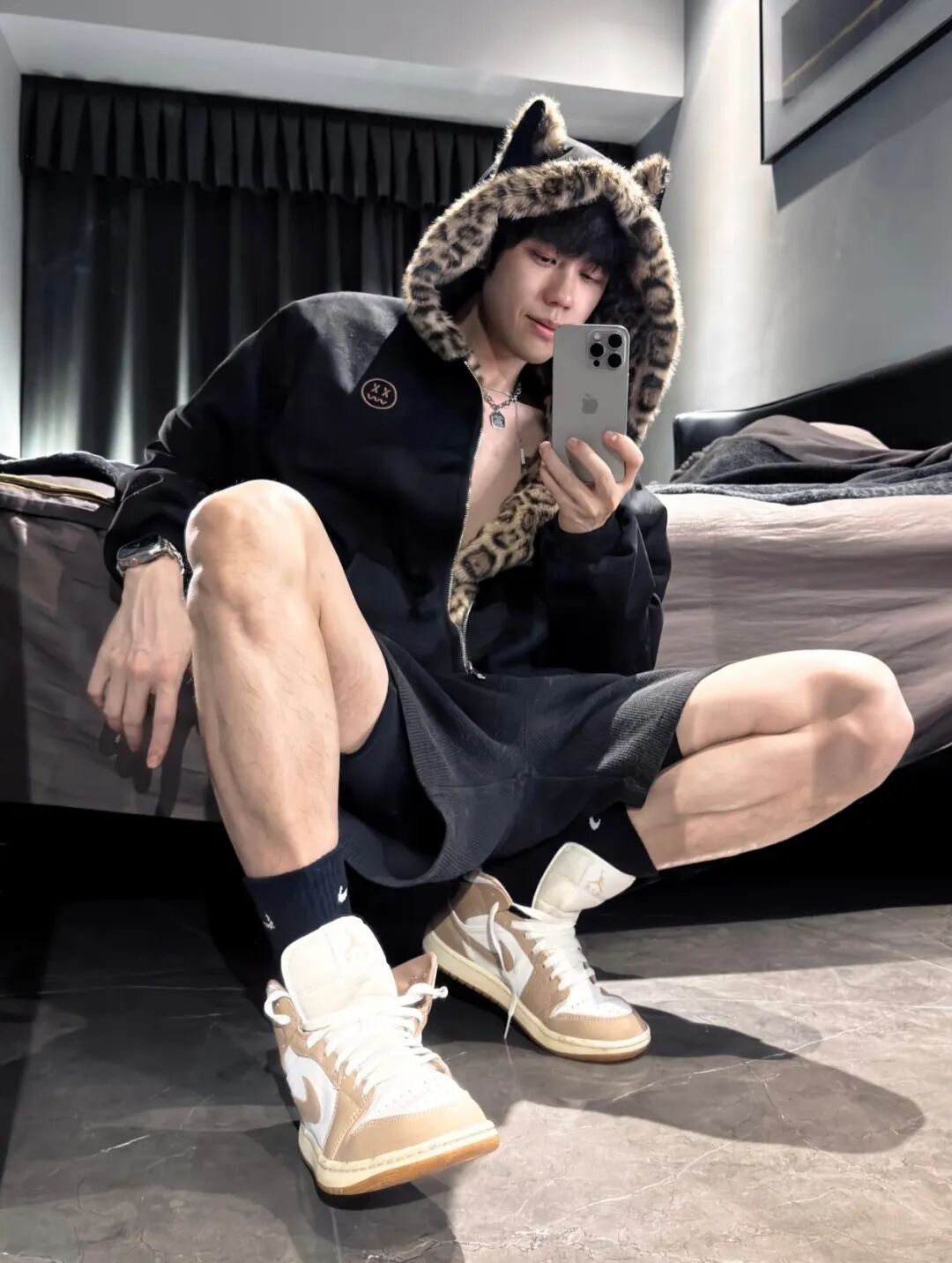 近期爆火的白袜狼狗学弟，网友：直男永远想不到的拍照姿势....