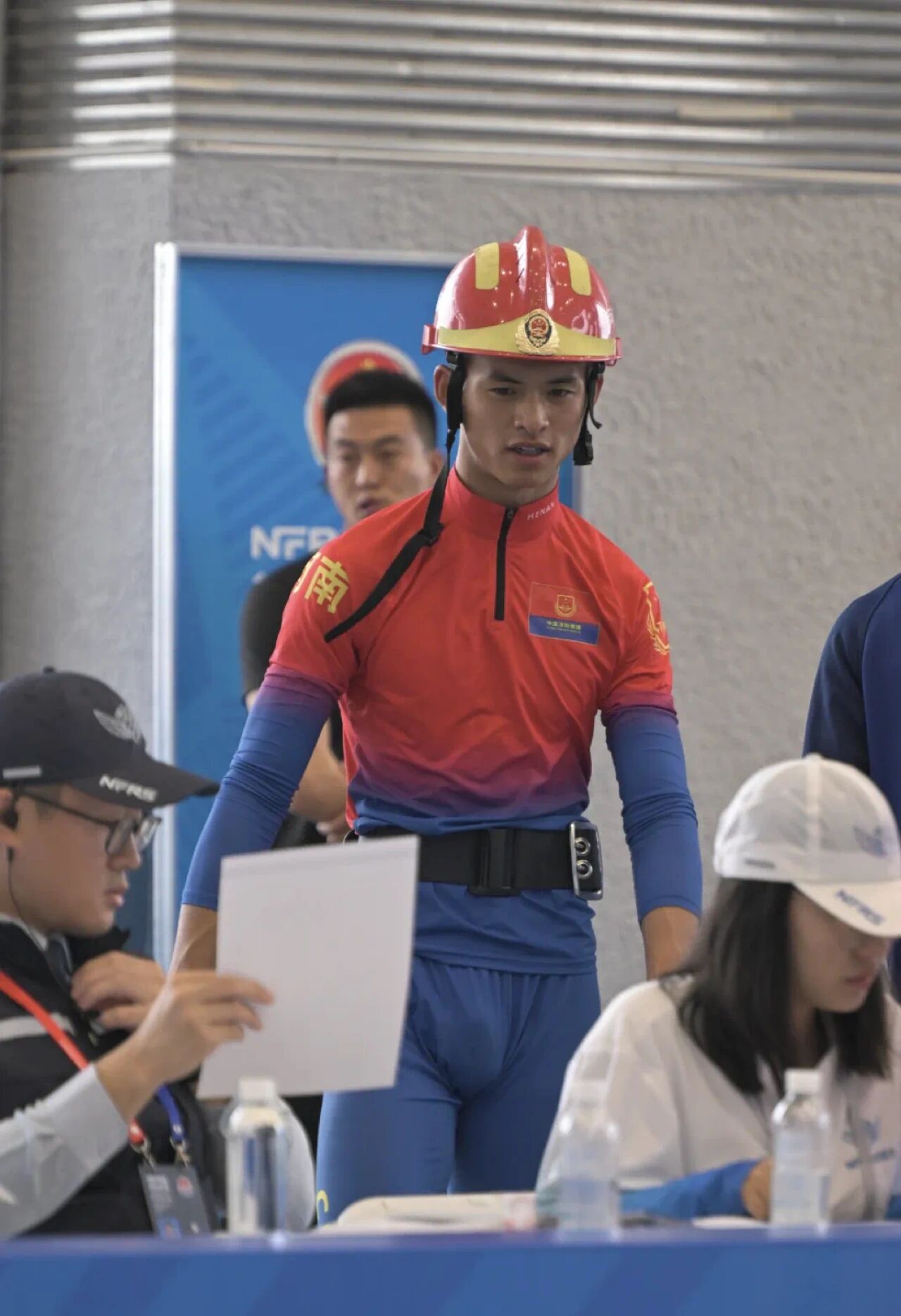 图片[1]-河南消防员小哥紧身裤实力强大，网友：真正的王炸！-小蓝短视频