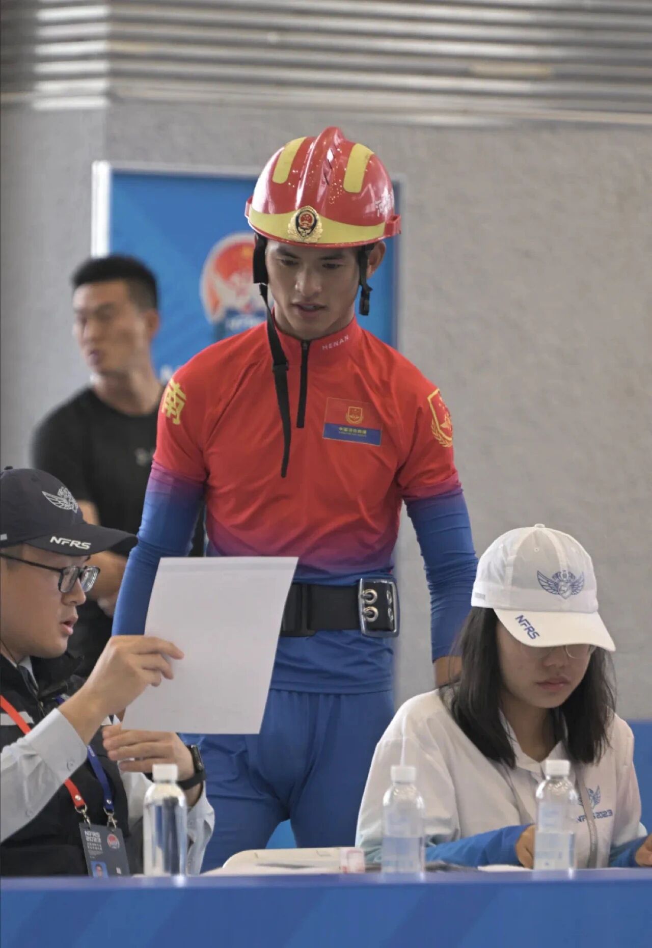 图片[2]-河南消防员小哥紧身裤实力强大，网友：真正的王炸！-小蓝短视频